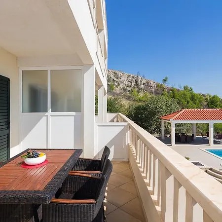 Beachfront Apartments Lara Omis Exterior photo