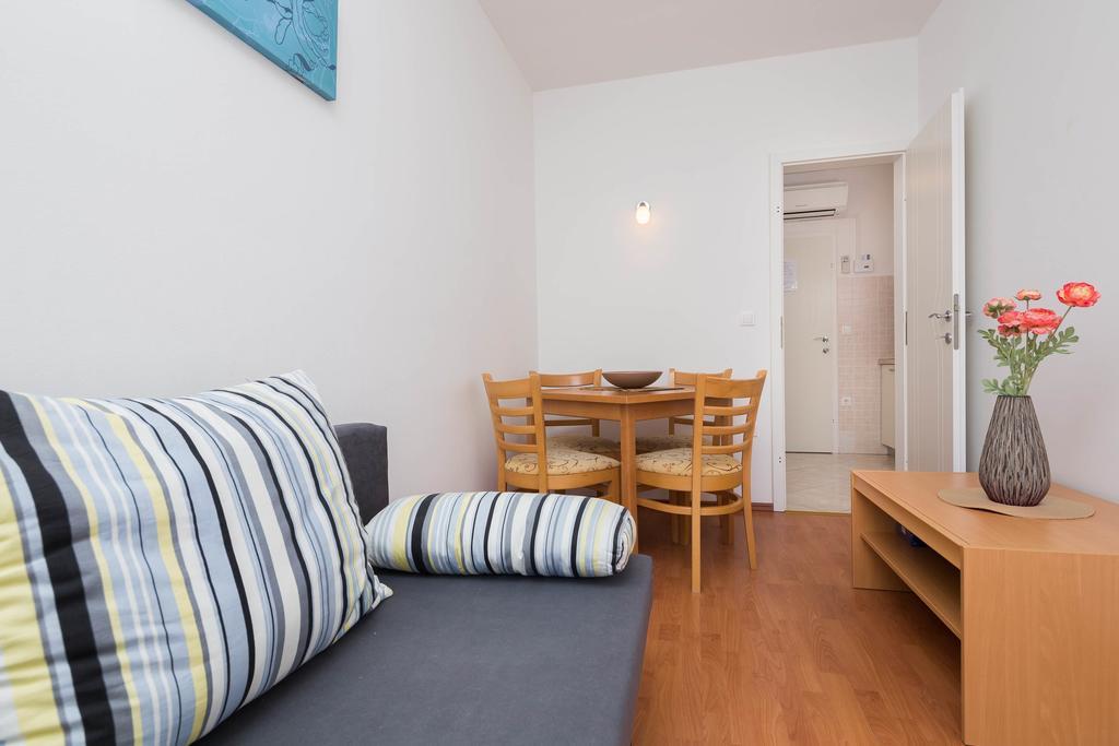 Apartment Beachfront Lara Omis